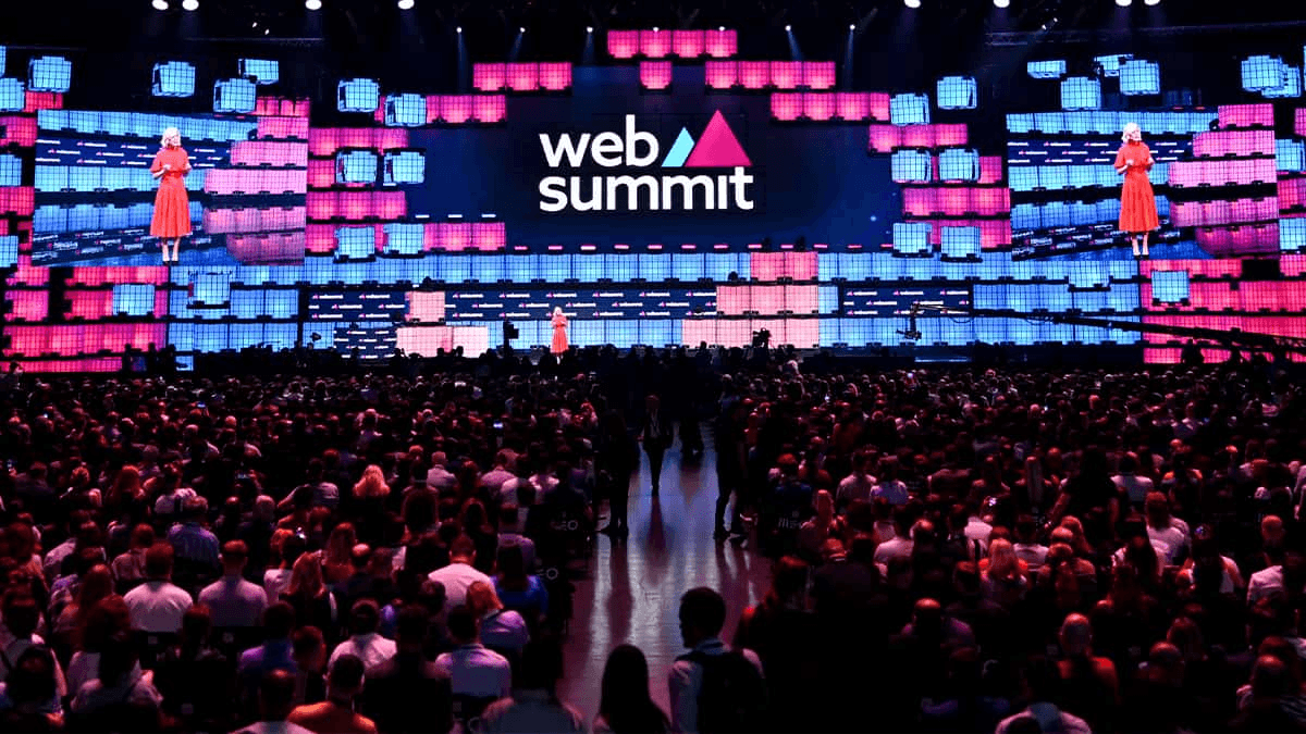 crowded presentation at web summit stage